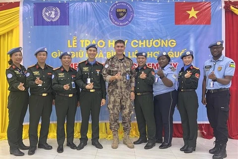 La MINUSS décerne la Médaille de maintien de la paix de l’ONU à trois officiers de police vietnamiens
