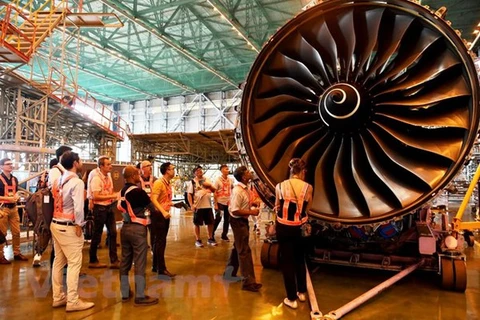  Des experts internationaux visitent un établissement de maintenance aéronautique au Vietnam