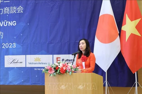 La vice-ministre des Affaires étrangères rencontre la communauté vietnamienne à Kyushu