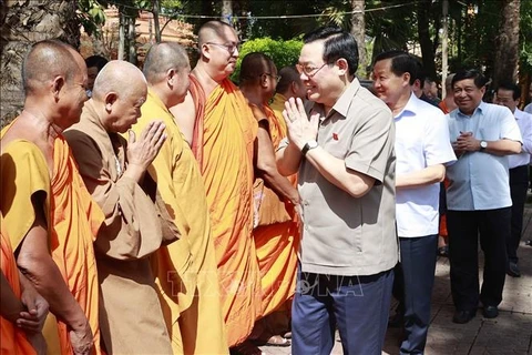 Fête Sene Dolta: Le président de l’Assemblée nationale adresse ses voeux à des bonzes de Soc Trang
