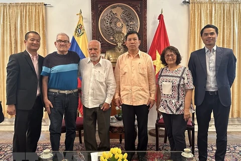 Rencontre à l'honneur des guérilleros vénézuéliens paticipant à la campagne de Nguyên Van Trôi