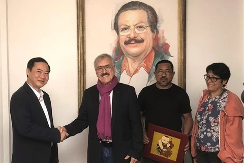Renforcement des relations avec le Parti communiste colombien