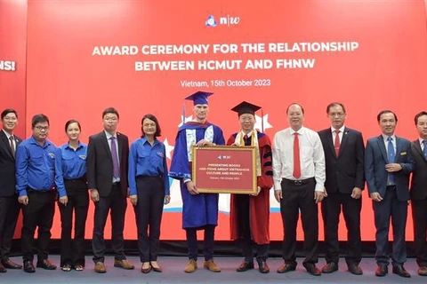 Remise de livres vietnamiens à une université suisse 