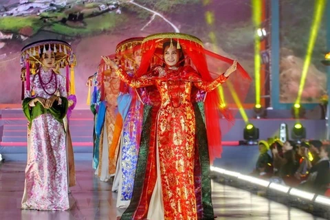 Le Festival touristique de l'ao dai de Hanoï 2023 débutera fin octobre