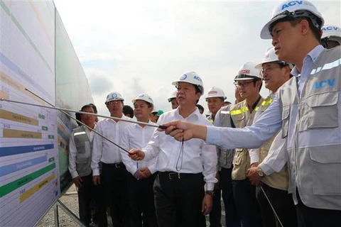 Le vice-PM Tran Hong Ha inspecte la construction de l'aéroport de Long Thanh
