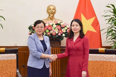 La vice-ministre des AE Nguyen Minh Hang reçoit la maire adjointe de la ville chinoise de Chongqing