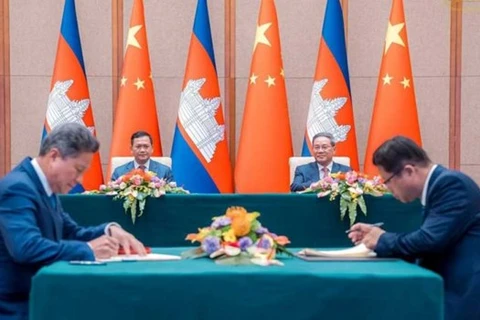 Le Cambodge signe des documents de coopération économique avec la Chine