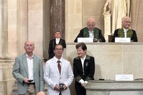 Deux chercheurs vietnamiens récompensés par l'Académie des sciences (France)