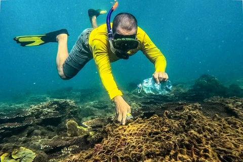Quand les plongeurs nettoient les eaux de Dà Nang 