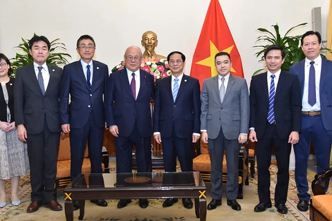 Le ministre des AE reçoit le conseiller de l'Alliance parlementaire d'amitié Japon-Vietnam
