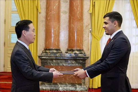 Le président Vo Van Thuong reçoit les ambassadeurs du Venezuela et du Laos 