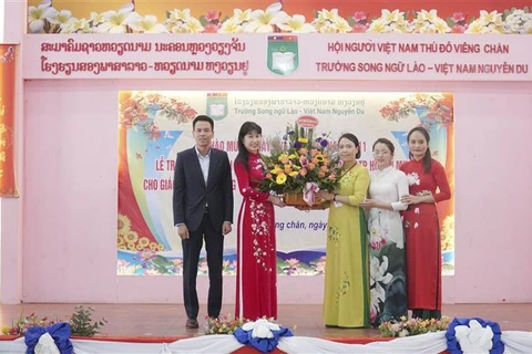 L'école bilingue lao-vietnamien Nguyên Du célèbre la Journée des enseignants vietnamiens