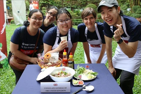 Des consuls à Ho Chi Minh-Ville apprennent à cuisiner le “pho”