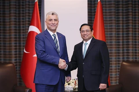 Le Premier ministre Pham Minh Chinh rencontre le ministre turc du Commerce Omer Bolat