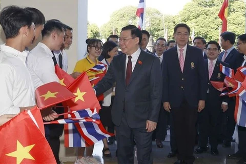 Le président de l’Assemblée nationale Vuong Dinh Hue visite l’Université Chulalongkorn en Thaïlande