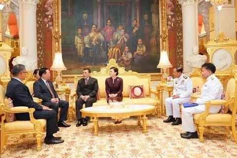 Entrevue entre le président de l'AN Vuong Dinh Hue et le roi de Thaïlande Maha Vajiralongkorn