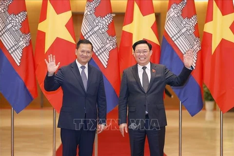 Entrevue entre le président de l'AN vietnamienne et le Premier ministre cambodgien