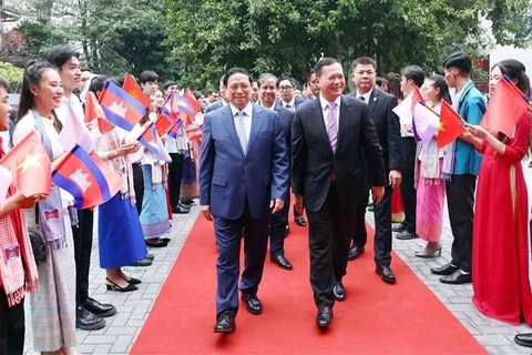 Les Premiers ministres vietnamien et cambodgien assistent à un échange avec des étudiants à Hanoï