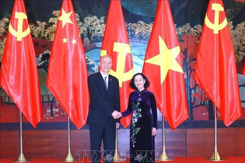 Entretien entre deux responsables du Parti communiste du Vietnam et du Parti communiste chinois