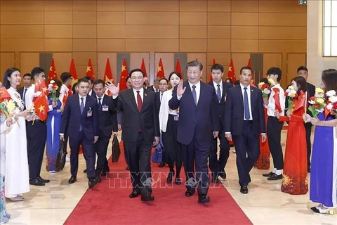 Entrevue entre le président de l’AN Vuong Dinh Hue et le dirigeant chinois Xi Jinping