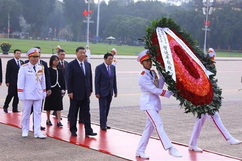 Le secrétaire général et président chinois Xi Jinping rend hommage au Président Ho Chi Minh