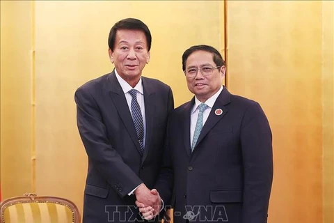 Le PM rencontre l'ancien ambassadeur spécial Japon-Vietnam et le président de JBIC