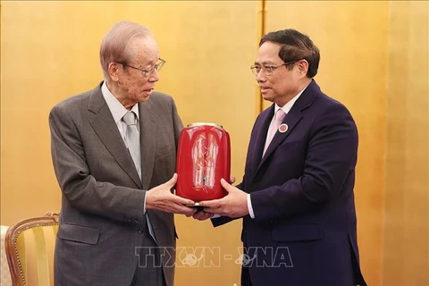 Le PM Pham Minh Chinh reçoit l'ancien PM japonais Fukuda Yasuo