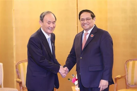 Le PM Pham Minh Chinh reçoit son homologue singapourien et un ancien homologue japonais