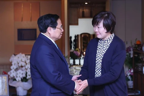 Le PM Pham Minh Chinh rend visite à la famille du défunt PM Abe Shinzo