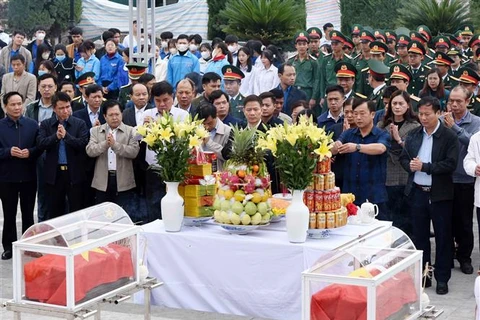 Dien Bien : inhumation des restes de soldats volontaires vietnamiens tombés au Laos