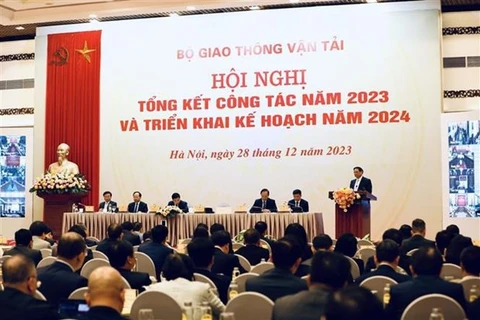 Le PM exhorte le développement des infrastructures de transport en 2024