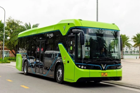 Hanoï poursuit l'électrification du réseau de bus urbains