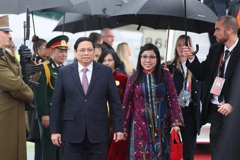 Le Premier ministre Pham Minh Chinh arrive en Hongrie pour une visite officielle