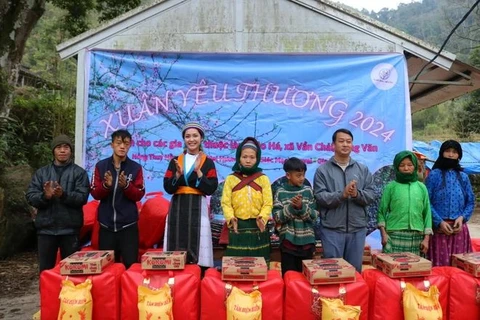 Têt : des beautés vietnamiennes remettent des cadeaux dans des régions montagneuses