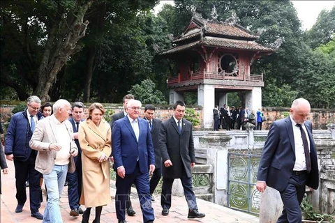 Le président allemand visite le Temple de la Littérature à Hanoï