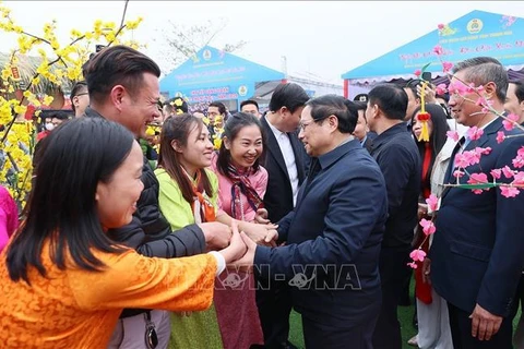 Le Premier ministre visite et offre des cadeaux aux démunis et travailleurs de Thanh Hoa