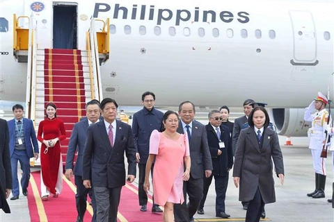 Le président des Philippines entame une visite d'État au Vietnam
