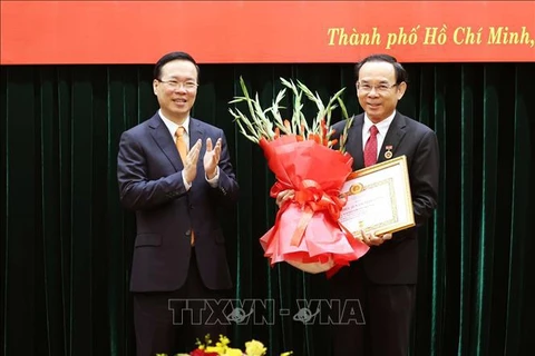 Remise de l'Insigne des "45 ans de membre du Parti" au secrétaire du Comité du Parti de Hô Chi Minh-Ville