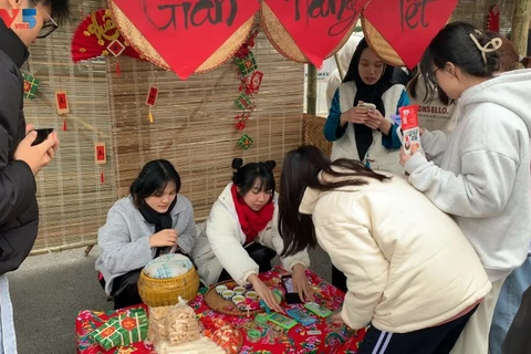 De Hanoi à Paris, les étudiants vietnamiens célèbrent le Têt avec leurs amis étrangers