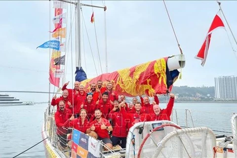 Les premiers voiliers de la Clipper Round the World Race arrivent à Ha Long