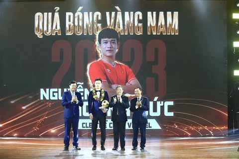 Football : le milieu de terrain Nguyên Hoang Duc remporte le Ballon d’Or du Vietnam 2023
