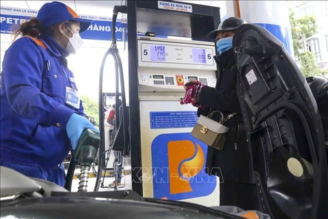 Le prix de l'essence diminue de 300 dôngs/litre