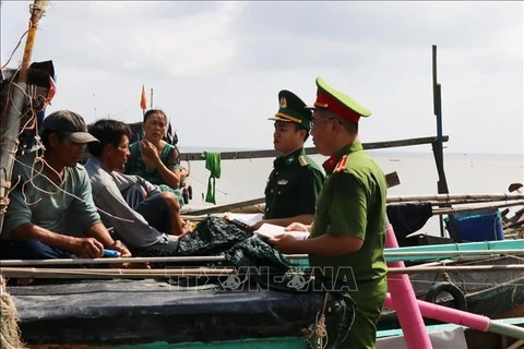 Les garde-frontières de Tien Giang se joignent à la lutte contre la pêche INN
