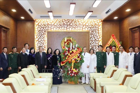 Mme Truong Thi Mai rend visite aux médecins de l’Hôpital central militaire 108