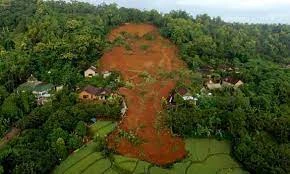 Indonésie : au moins quatre morts dans un glissement de terrain