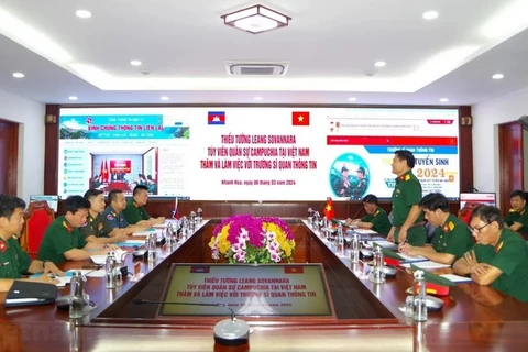 Le Vietnam et le Cambodge coopèrent dans la formation d’officiers des transmissions