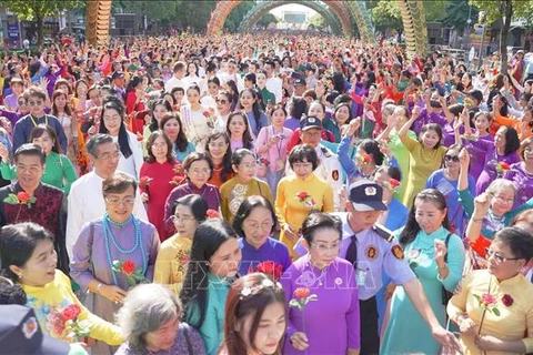 Plus de 5.000 personnes à un défilé de l’"ao dai" à Ho Chi Minh-Ville