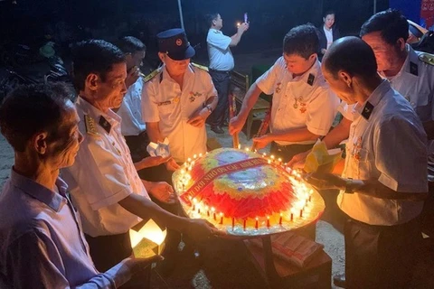 Hommage aux héros morts sur l’île de Gac Ma à Quang Binh