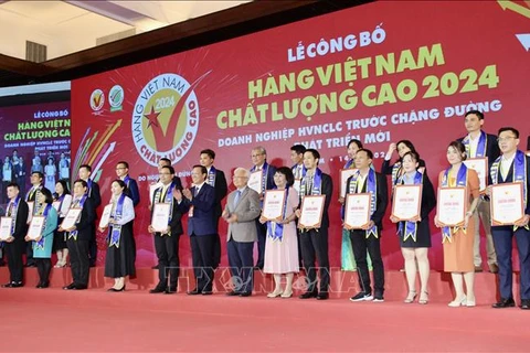 Remise du certificat de produits vietnamiens de haute qualité 2024