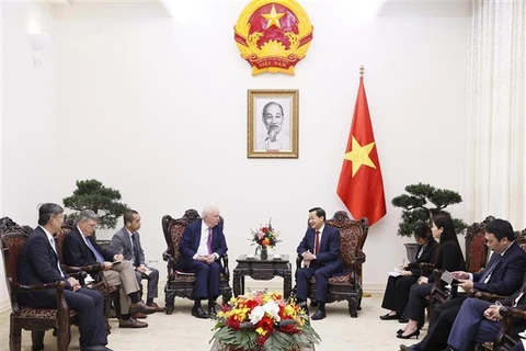 Le vice-PM Le Minh Khai reçoit le professeur américain Thomas Vallely